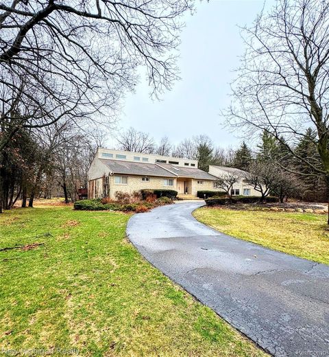 Tiny photo for 3989 S Shore Drive, Commerce Charter Township, MI 48382 (MLS # 20261016491)