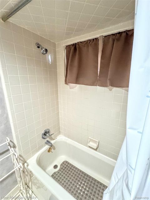 Tiny photo for 3989 S Shore Drive, Commerce Charter Township, MI 48382 (MLS # 20261016491)