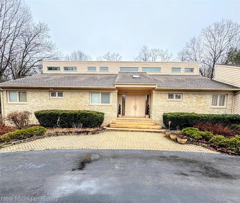 Tiny photo for 3989 S Shore Drive, Commerce Charter Township, MI 48382 (MLS # 20261016491)