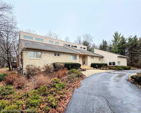 Tiny photo for 3989 S Shore Drive, Commerce Charter Township, MI 48382 (MLS # 20261016491)