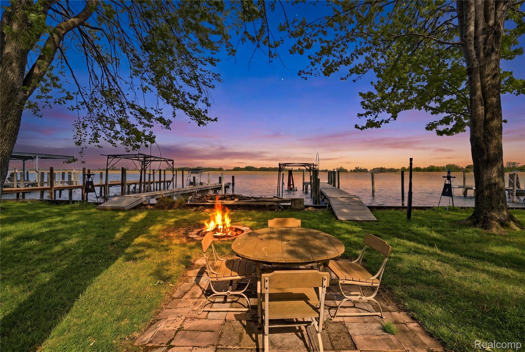 6556 Dickinson Island