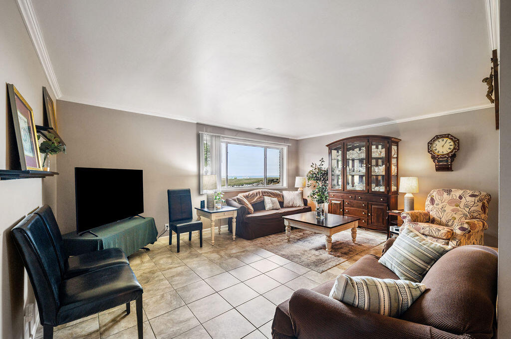 3610 Lakeshore Drive 1C