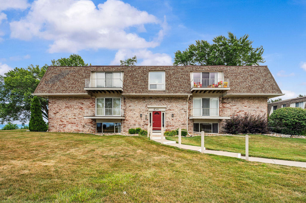 3610 Lakeshore Drive 1C