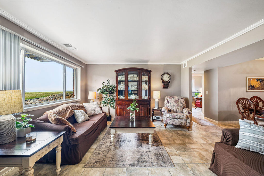 3610 Lakeshore Drive 1C