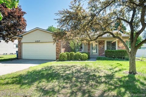 Photo of 1157 Meadowcrest Drive, Waterford Charter Township, MI 48327 (MLS # 20261035662)
