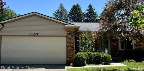 Photo of 1157 Meadowcrest Drive, Waterford Charter Township, MI 48327 (MLS # 20261035662)