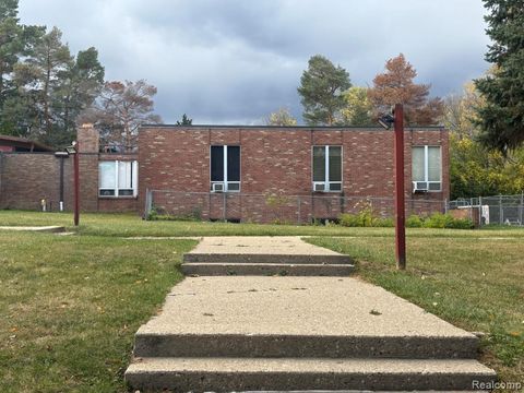 4150 Pontiac Lake Rd Waterford Charter Township MI 48322