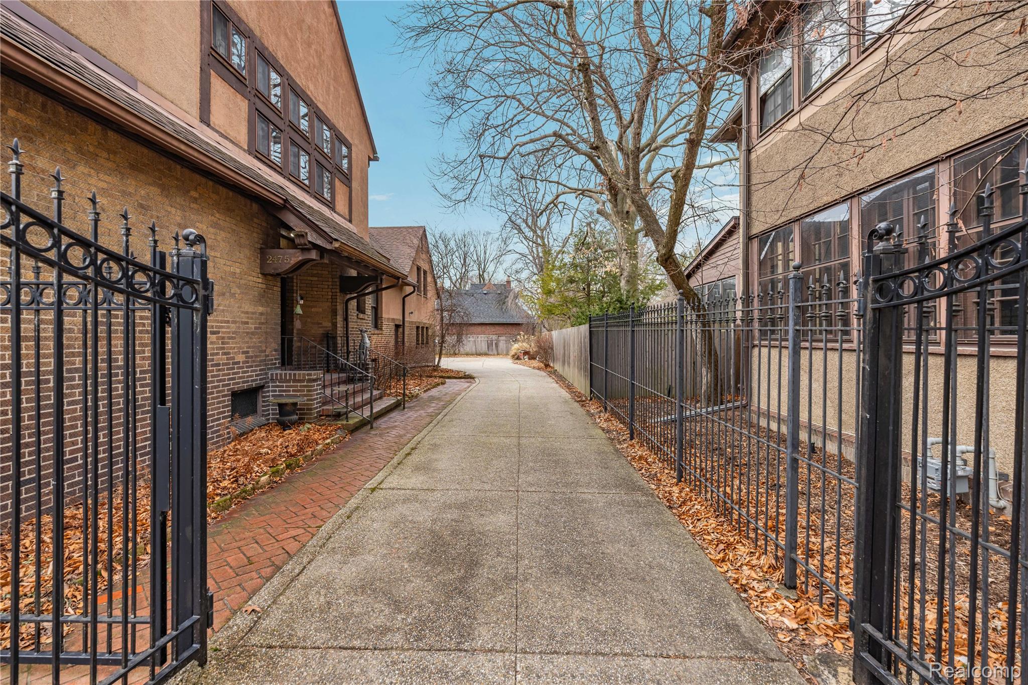 2475 Iroquois Street