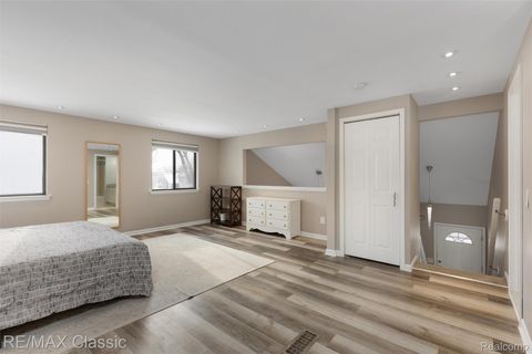 Tiny photo for 1279 S Cass Lake Road, Waterford Charter Township, MI 48328 (MLS # 20251060770)