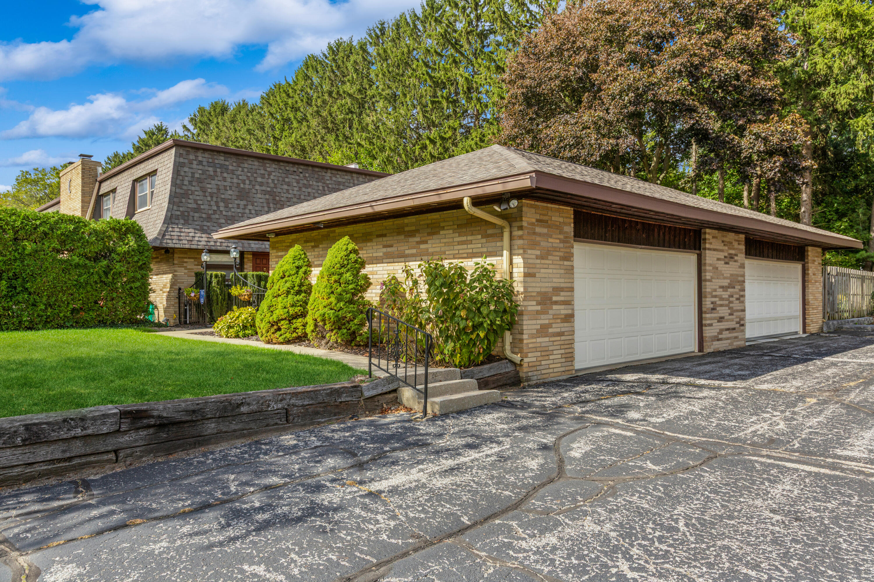 2727 S Lakeshore Drive 11