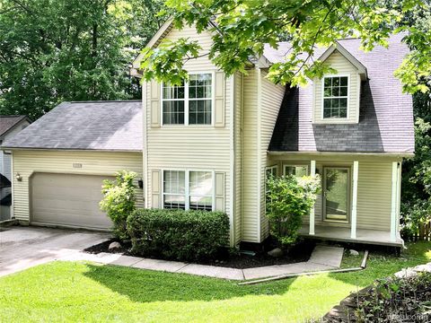 Photo of 911 Old Hickory Lane, Lake Orion Village, MI 48362 (MLS # 20251042701)