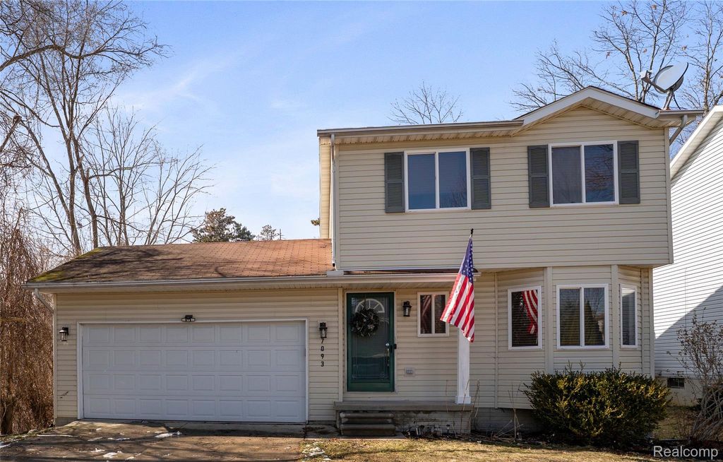 Photo of 7093 Rolling Hills Drive, Waterford Charter Township, MI 48327 (MLS # 20261012073)