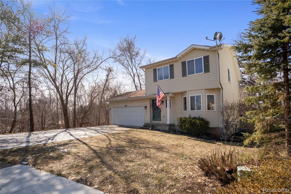 Photo of 7093 Rolling Hills Drive, Waterford Charter Township, MI 48327 (MLS # 20261012073)