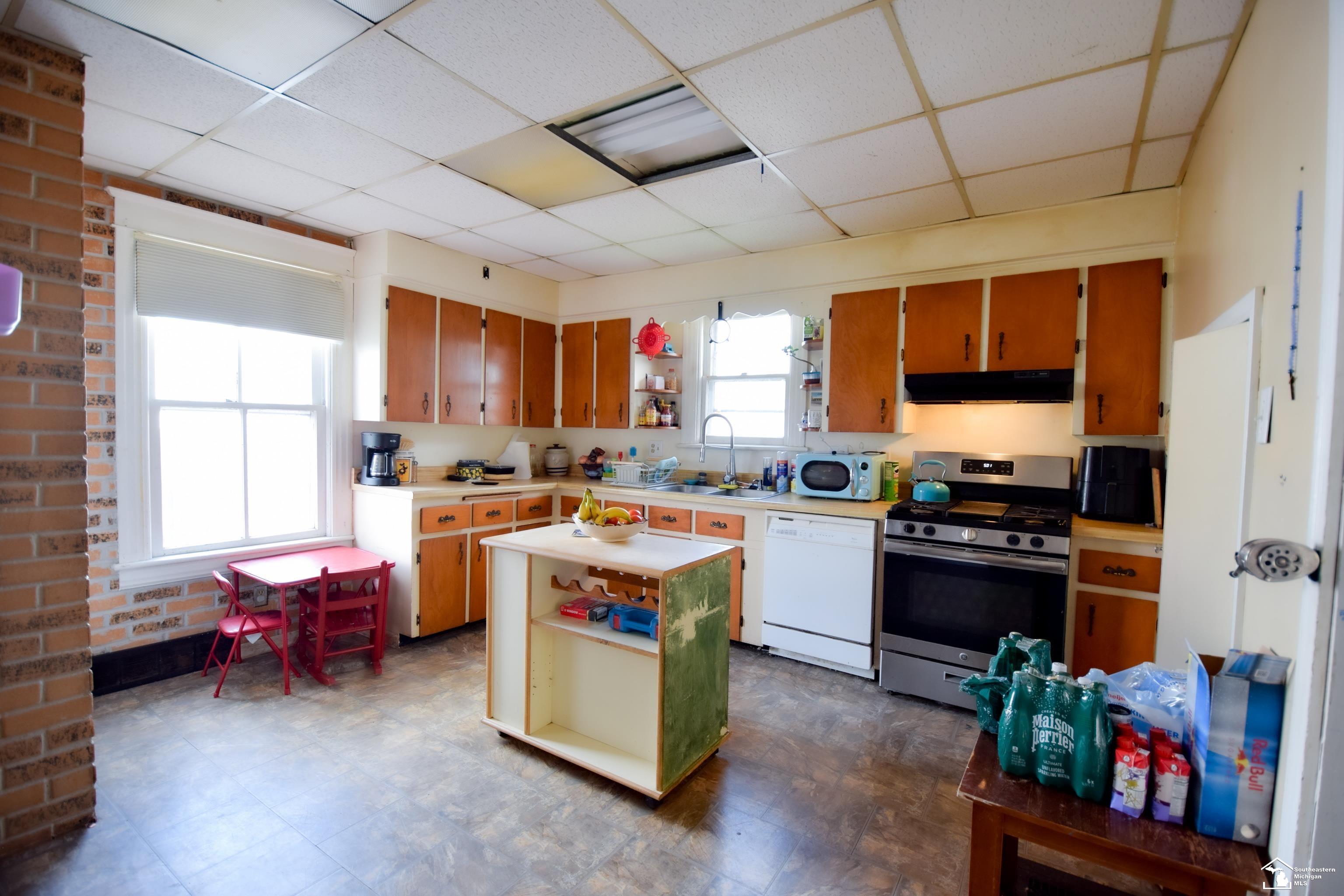 220 W 7TH Street Street