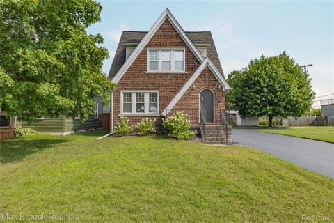 Photo of 2222 Montroyal Avenue, Waterford Charter Township, MI 48328 (MLS # 20261068087)