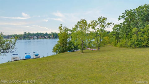 Tiny photo for 2222 Montroyal Avenue, Waterford Charter Township, MI 48328 (MLS # 20261068087)