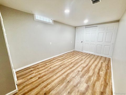 32458 Linderman Avenue Warren City MI 48093