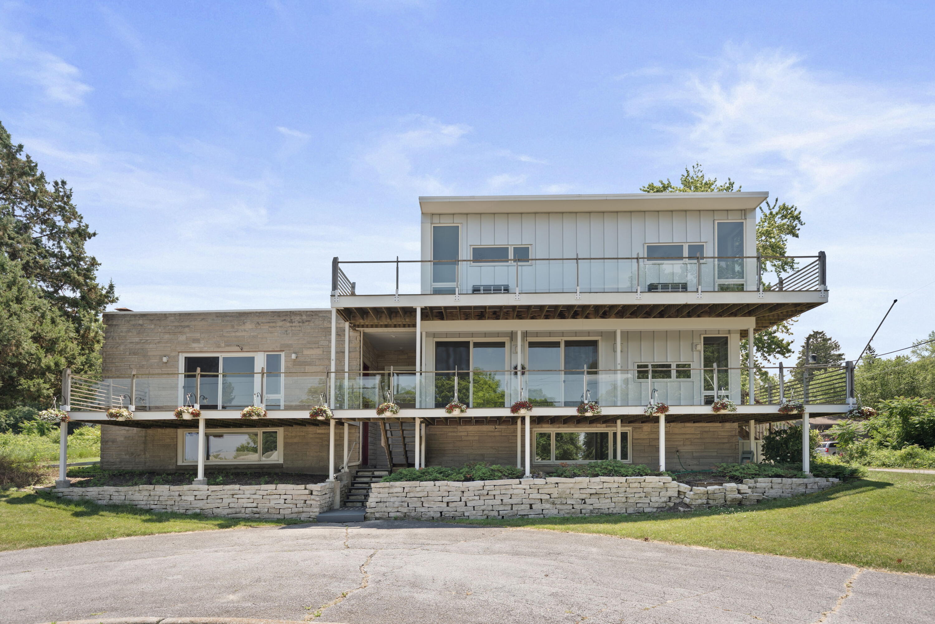48002 Ridge Rd.