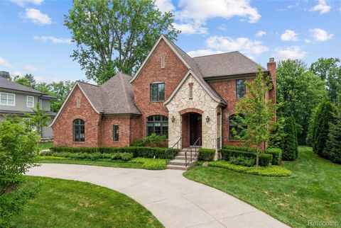 Photo of 3010 E Bradford Drive, Bloomfield Hills City, MI 48301 (MLS # 20261022664)