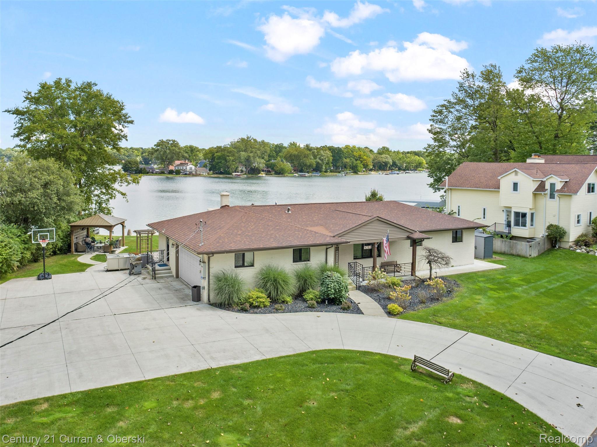 4255 Lakewood Drive