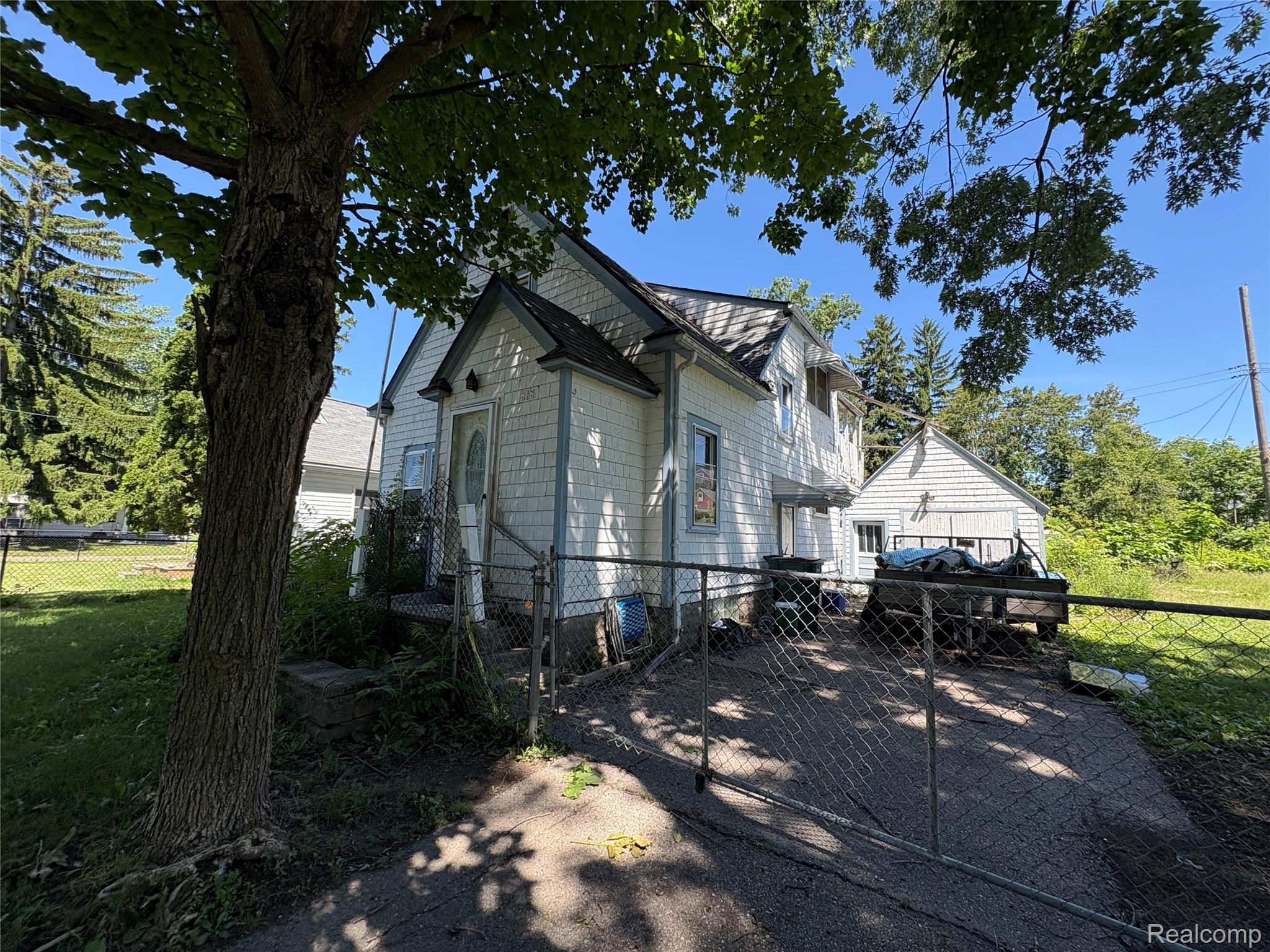 818 Loa Street