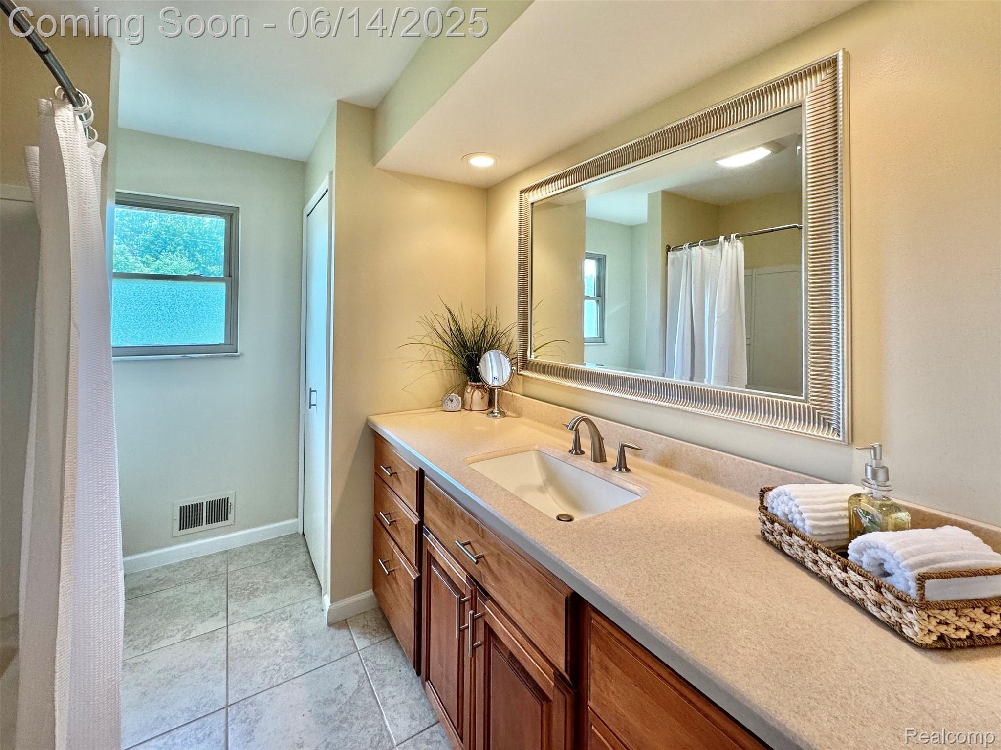 Flushing City, Michigan 48433, United States, 3 Bedrooms Bedrooms, ,2 BathroomsBathrooms,Residential,Active,149296