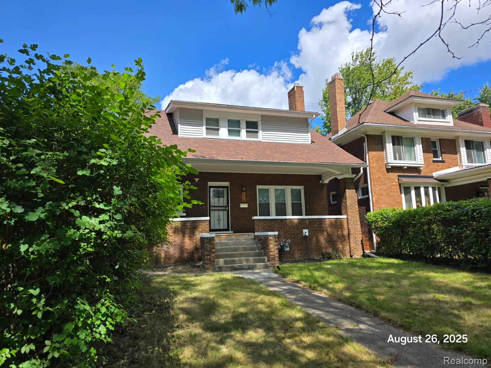 2518 N La Salle Gardens
