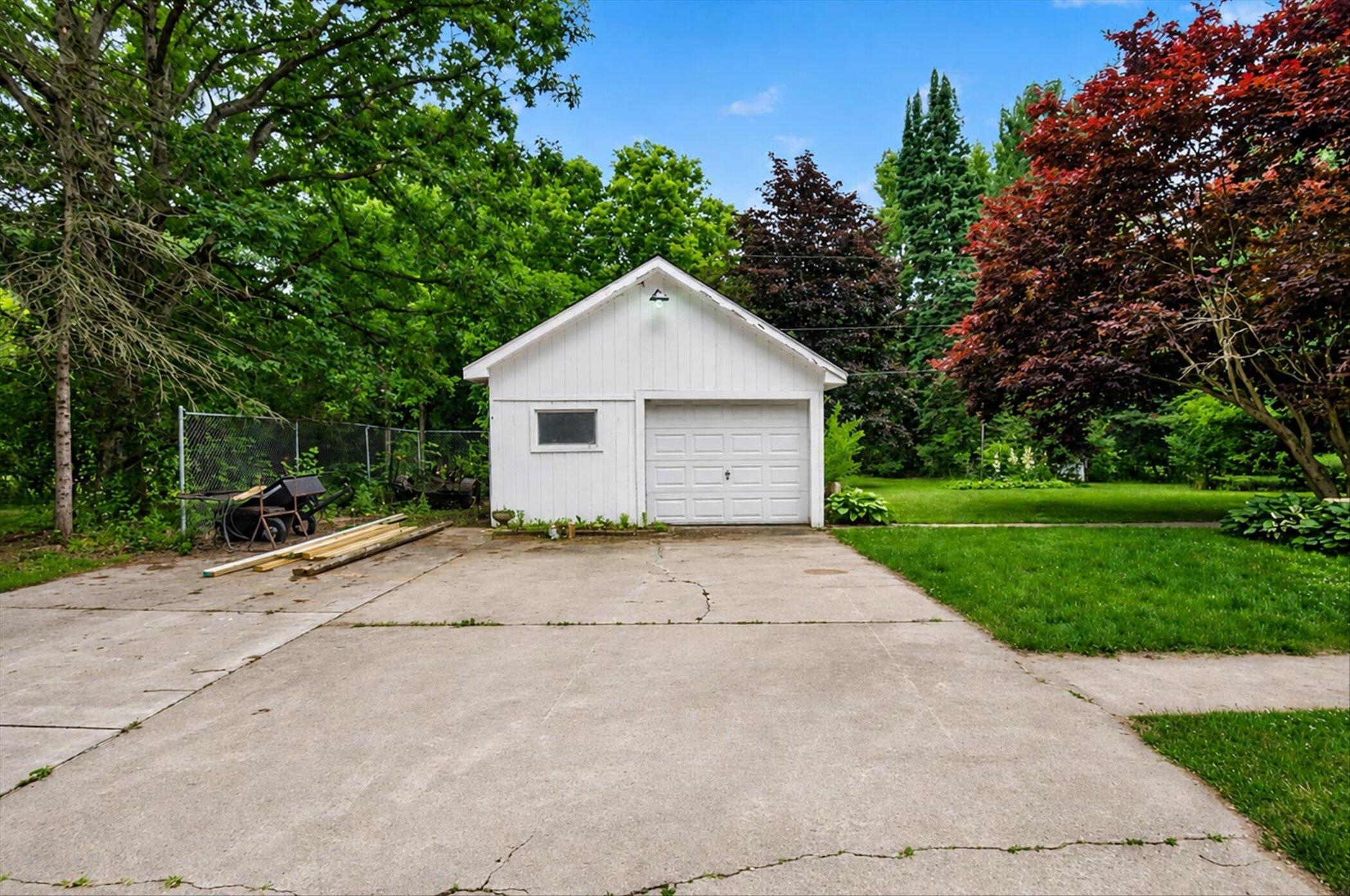 6109 Brooklyn Road