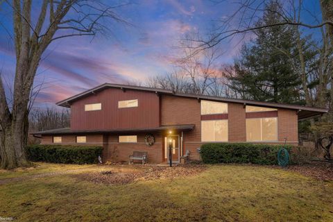 Photo of 6243 Meadowwood Lane, Grand Blanc Charter Township, MI 48439 (MLS # 5050200185)