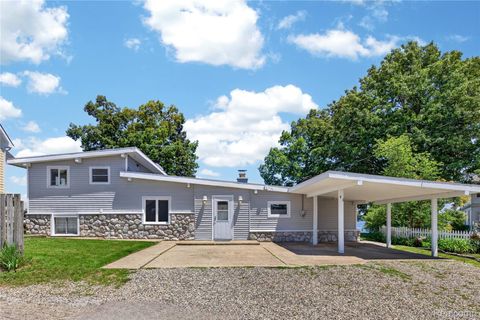Photo of 91 Crescent Avenue, Lake Orion Village, MI 48362 (MLS # 20261047696)