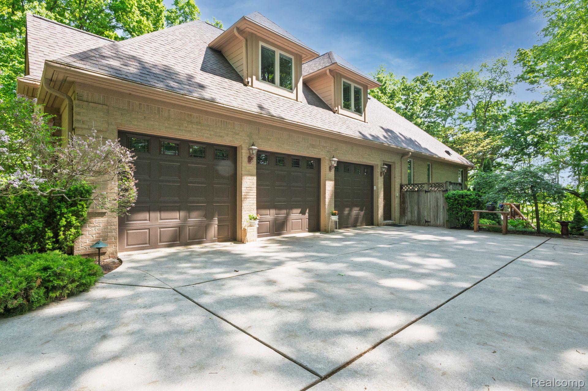 3587 Woodridge Drive