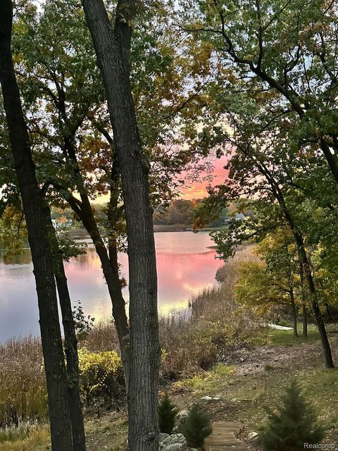 1723 HERON RIDGE Drive Bloomfield Charter Township MI 48302