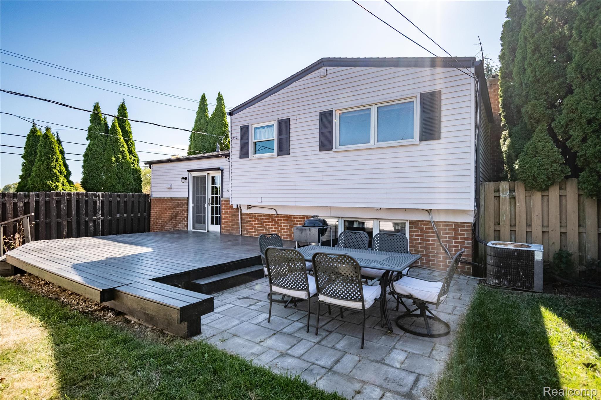 908 W Elmwood Avenue
