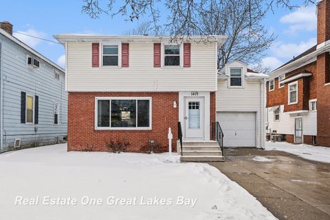 Photo of 1407 Bay Street, Saginaw City, MI 48602 (MLS # 61050198977)