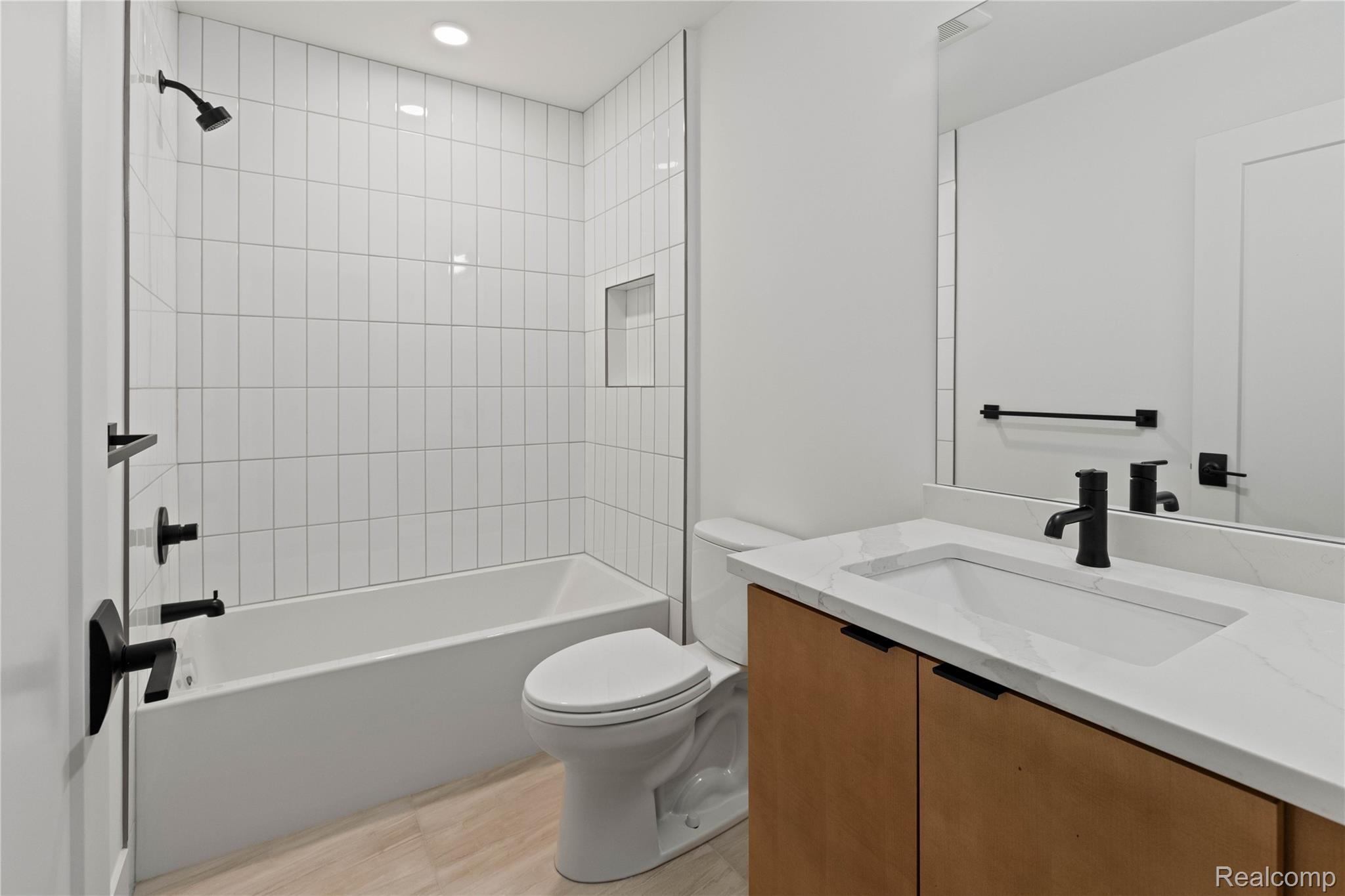 Detroit City, Michigan 48208, United States, 2 Bedrooms Bedrooms, ,3 BathroomsBathrooms,Residential,Active,146539