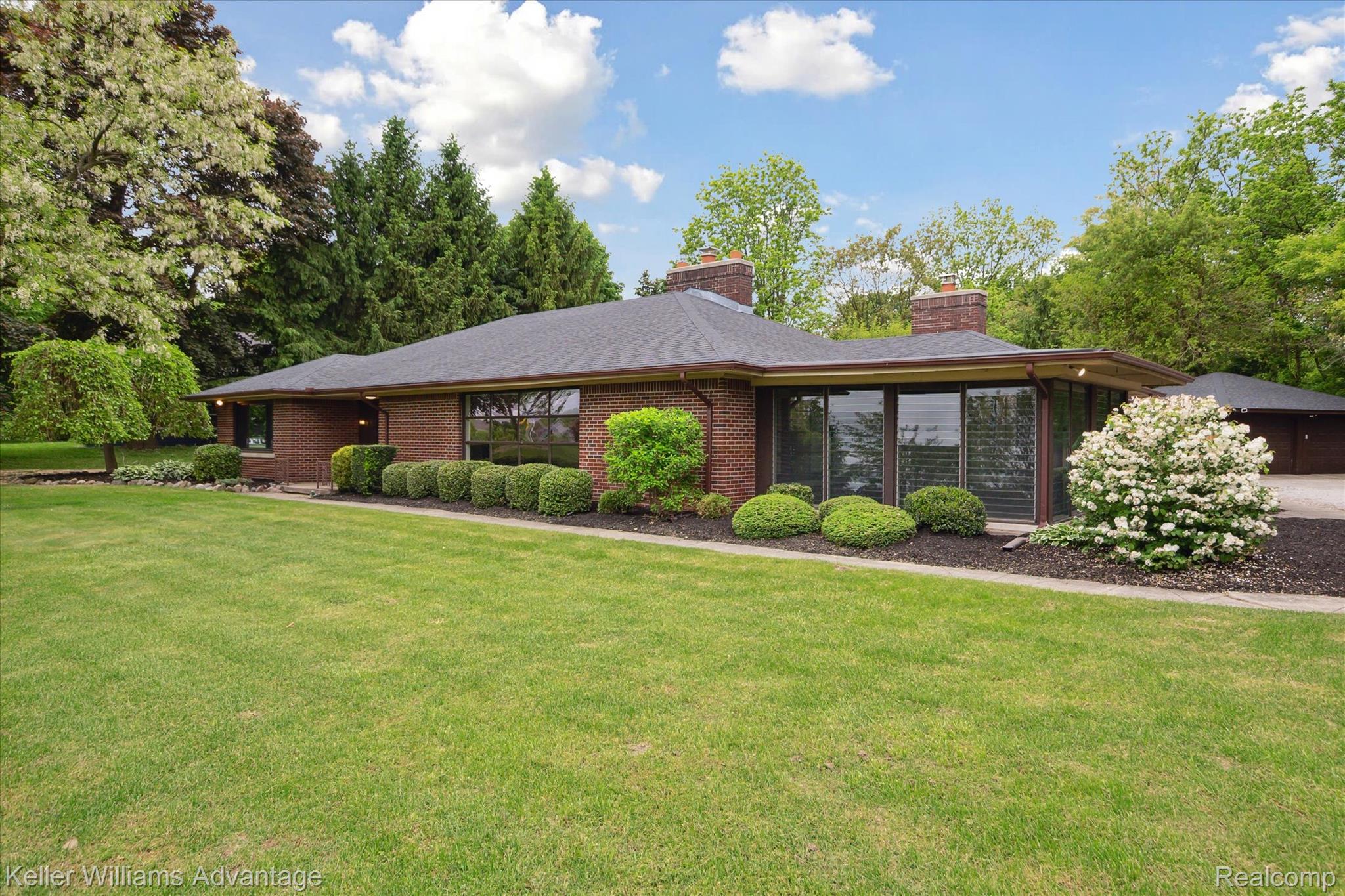58540 Grand River Ave