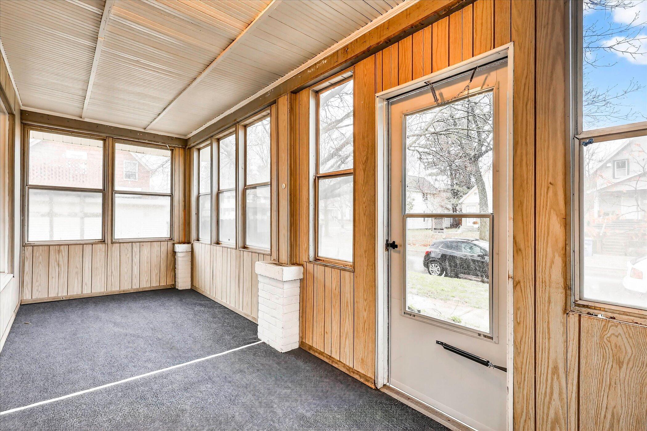 947 Crescent Street NE