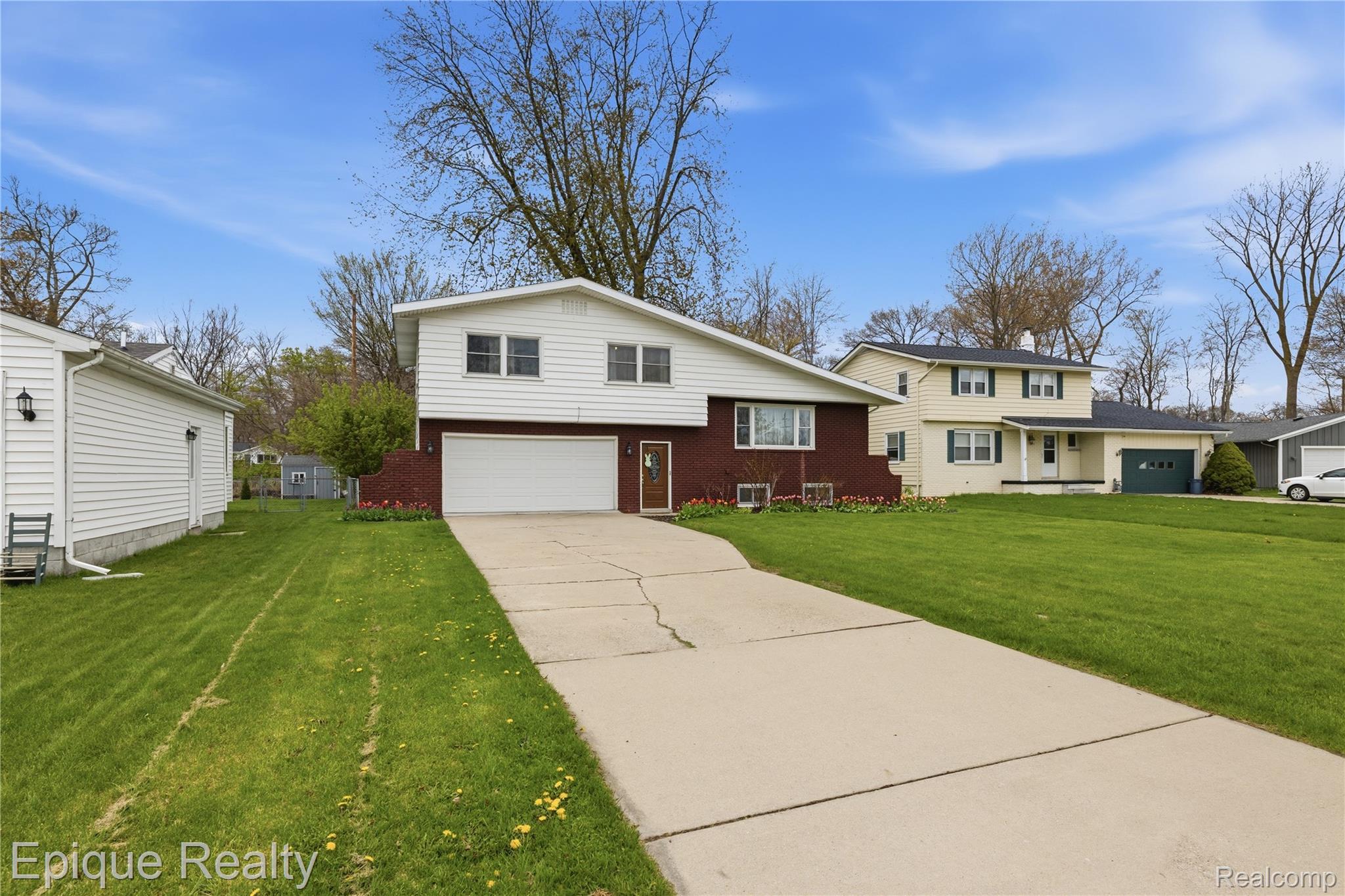 3127 W Woodland Drive