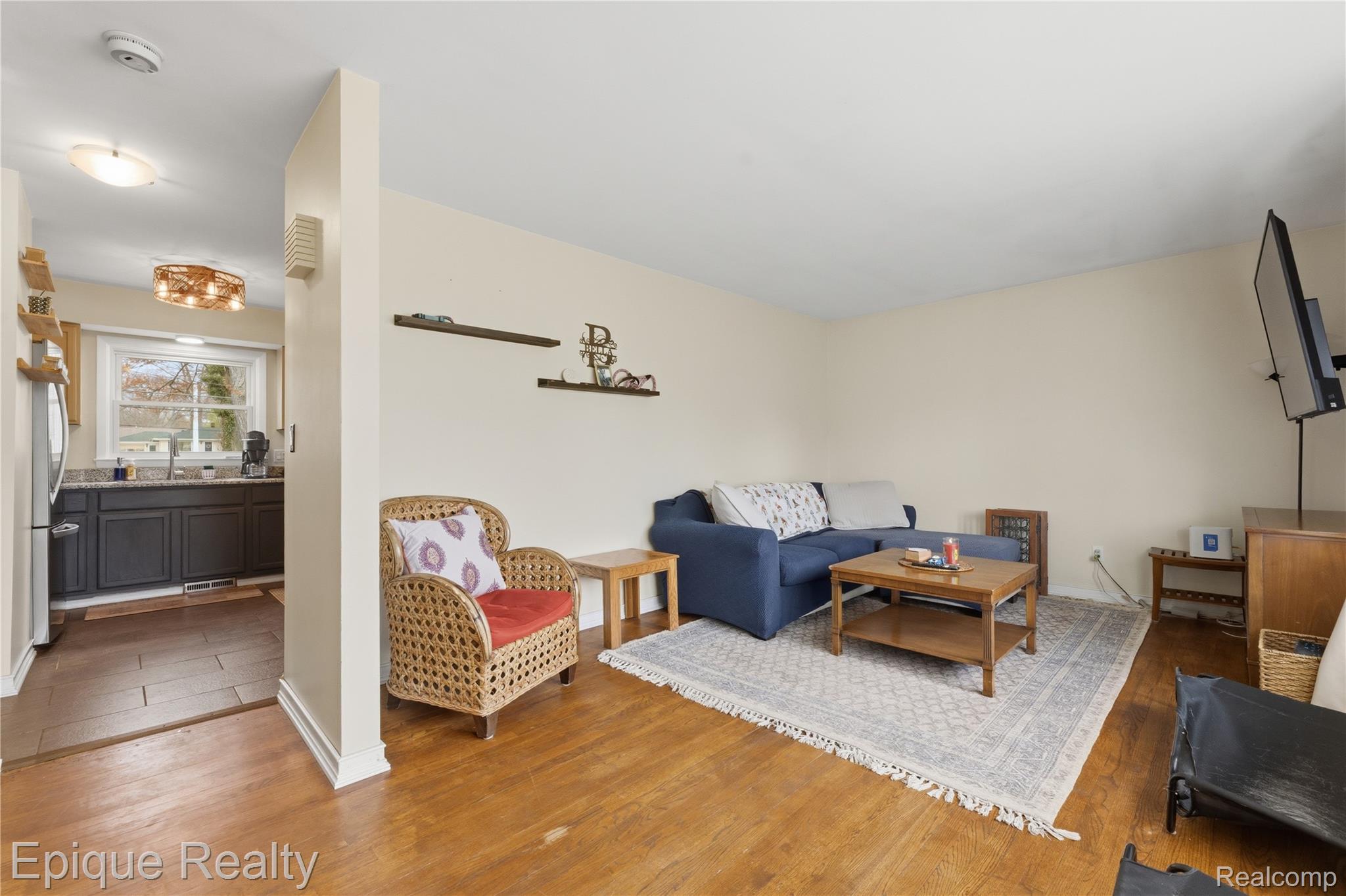 3127 W Woodland Drive
