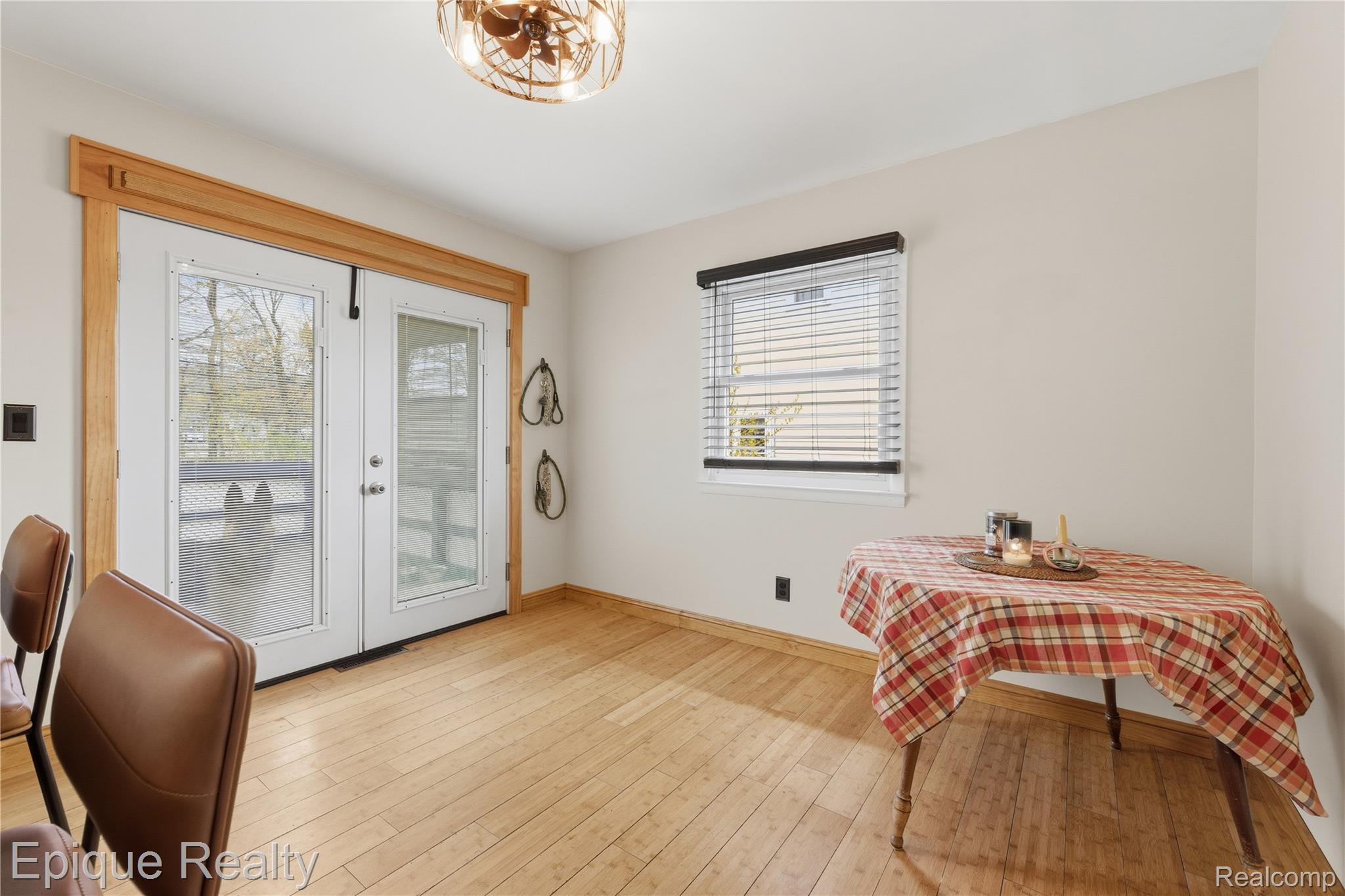 3127 W Woodland Drive
