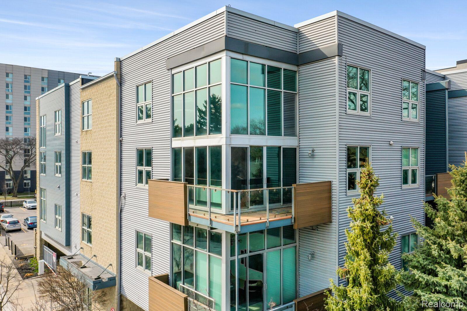 614 S TROY Street 204