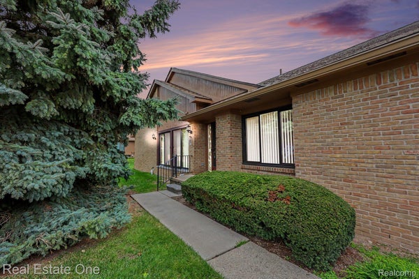 2193 LONDON BRIDGE DR, ROCHESTER HILLS, MI 48307 - Image b41f7bd5acf3e87b0167a1266aa4e12c/1192656292