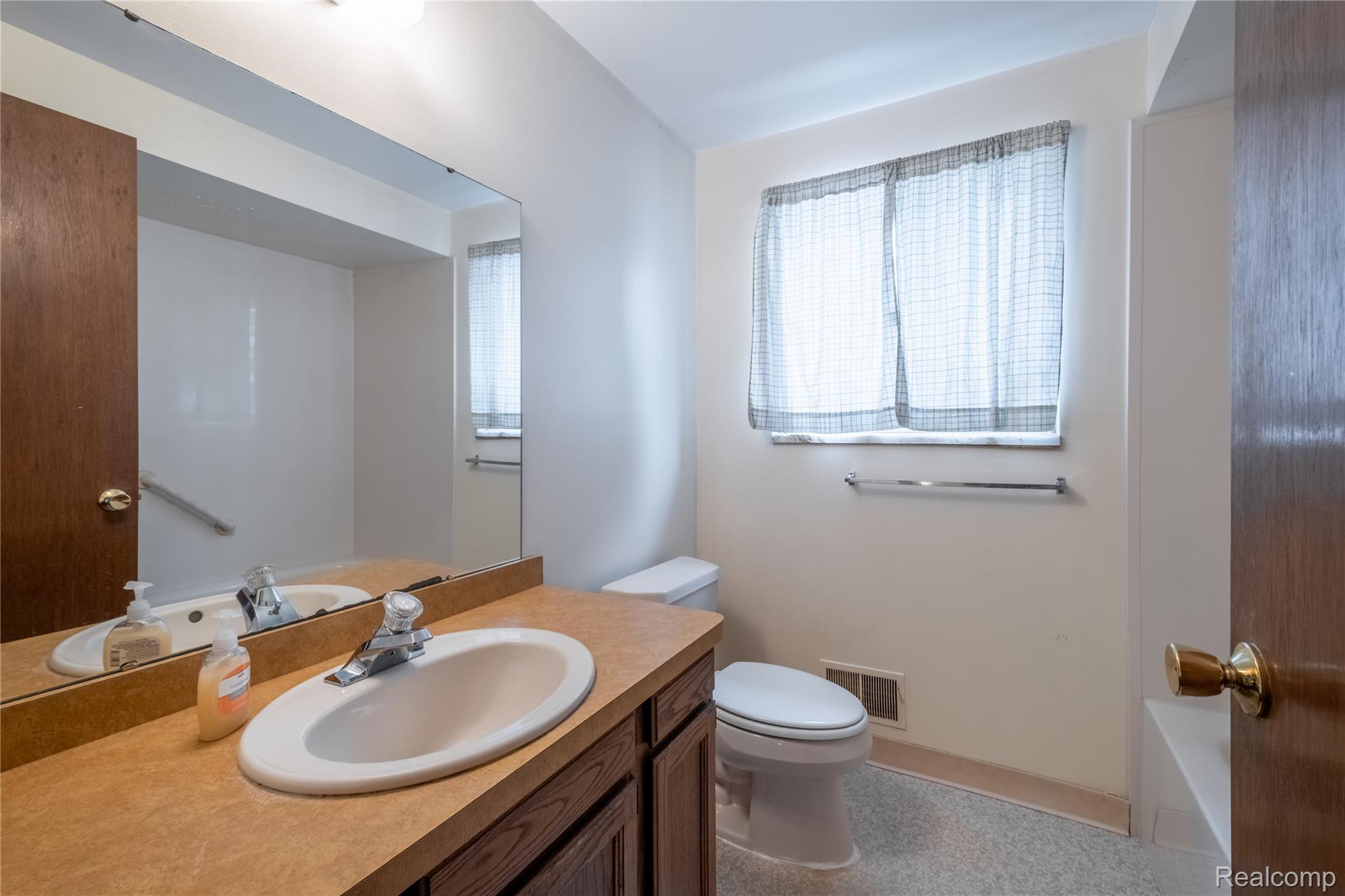 Howell, Michigan 48843, United States, 4 Bedrooms Bedrooms, ,3 BathroomsBathrooms,Residential,Active,243572