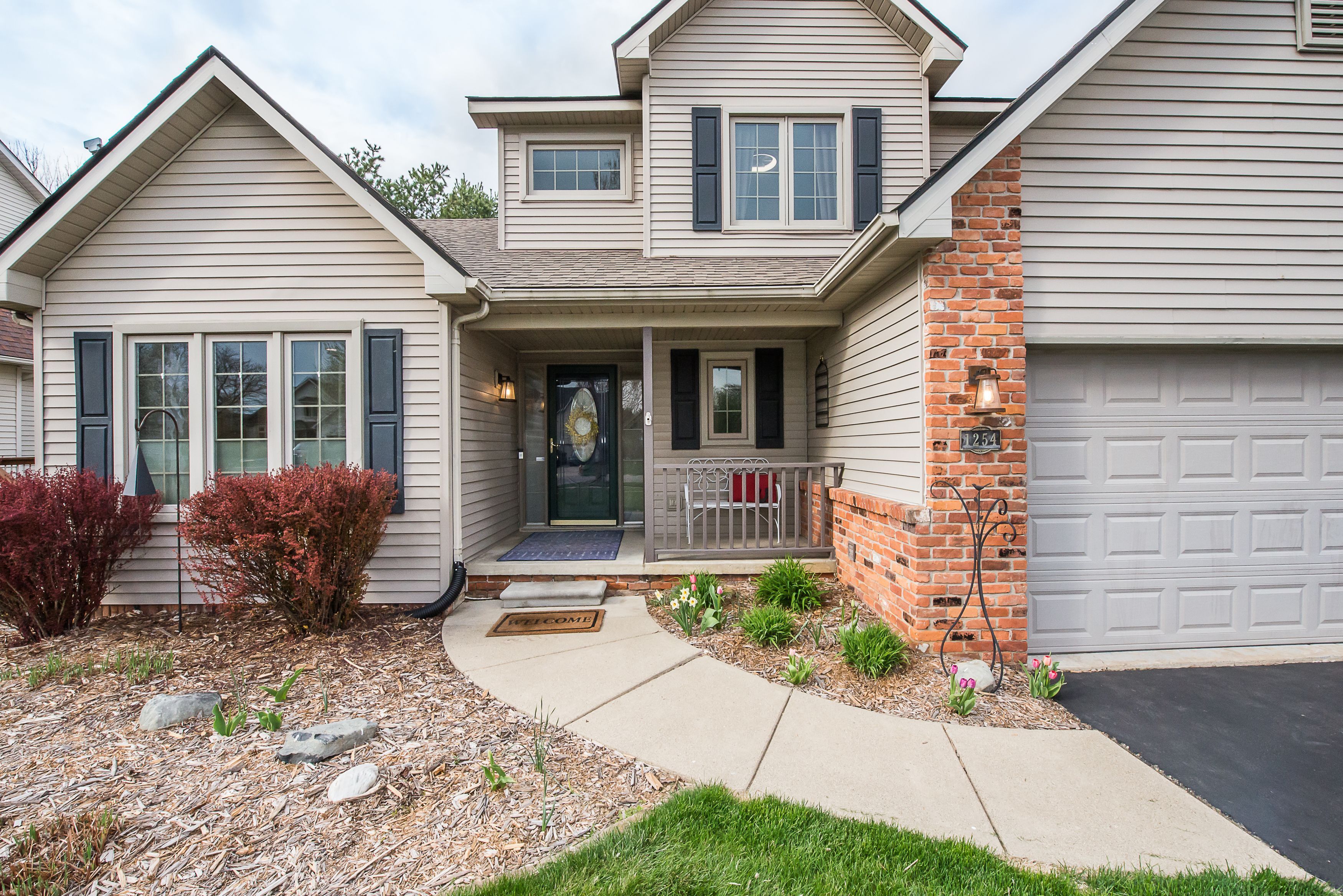 1254 BAYWOOD Circle