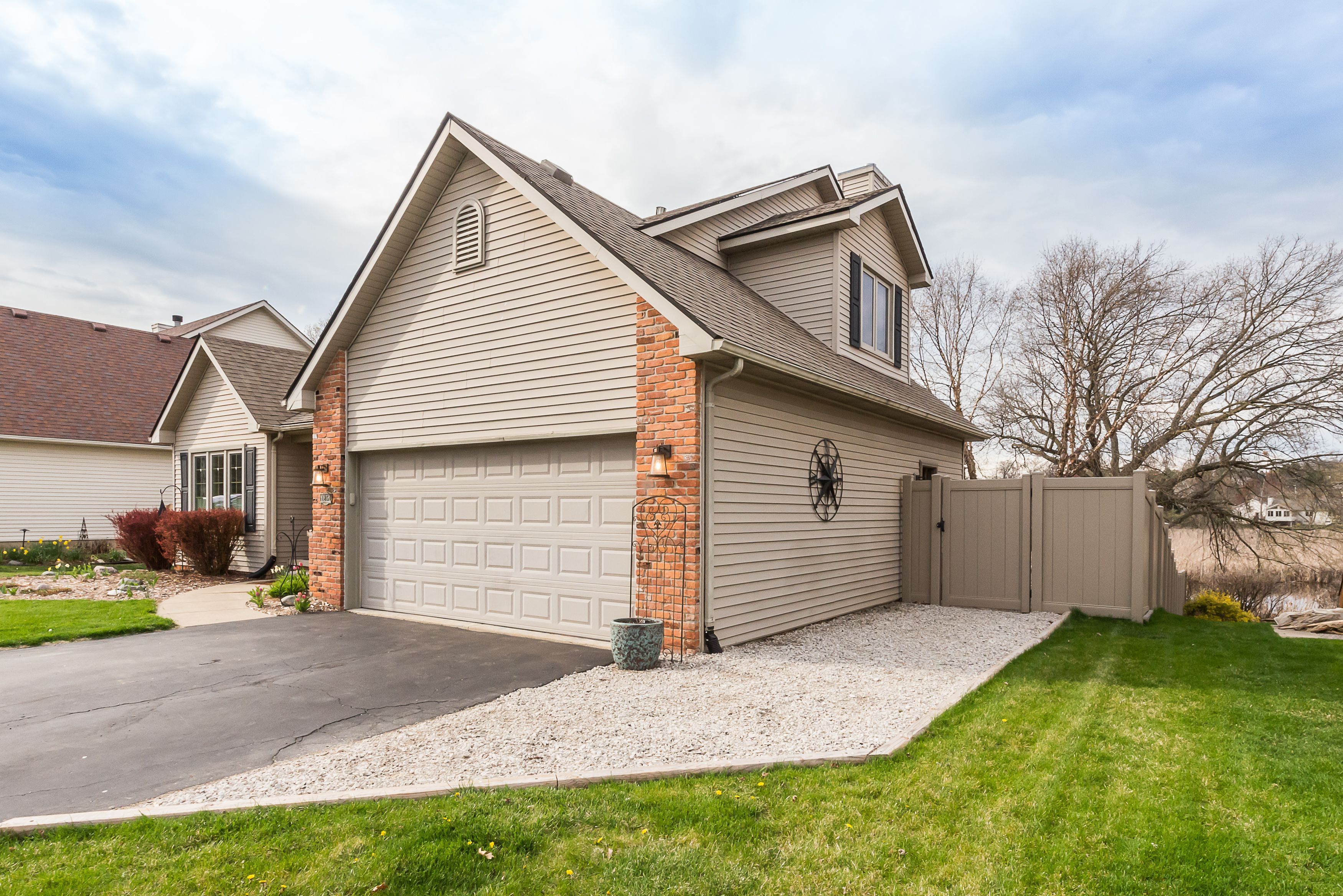 1254 BAYWOOD Circle