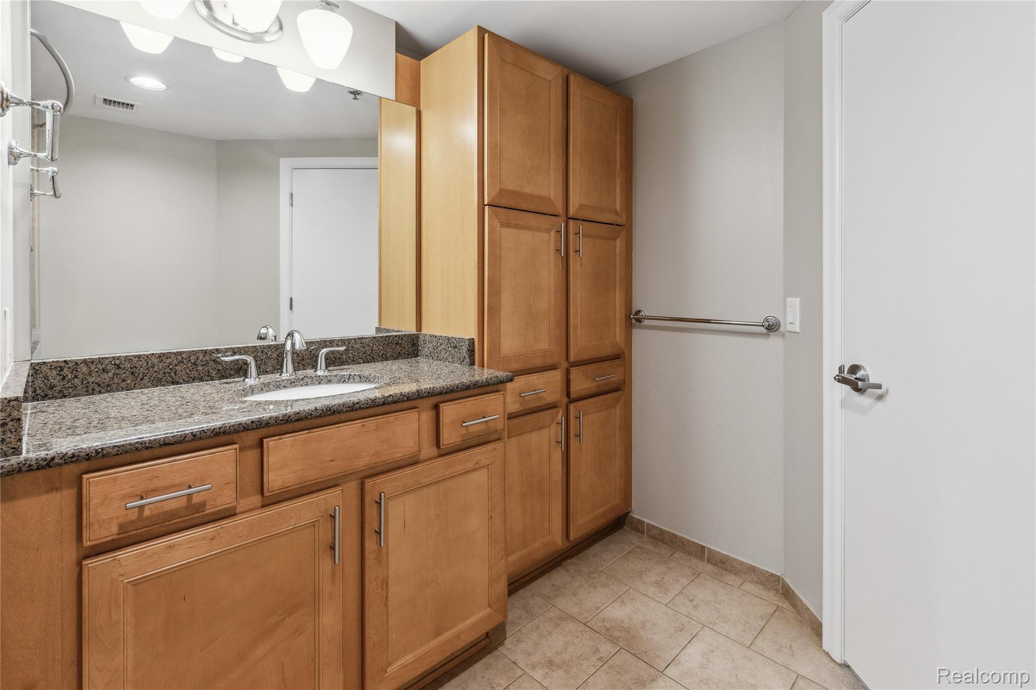 Detroit City, Michigan 48226, United States, 2 Bedrooms Bedrooms, ,2 BathroomsBathrooms,Residential,Active,148989