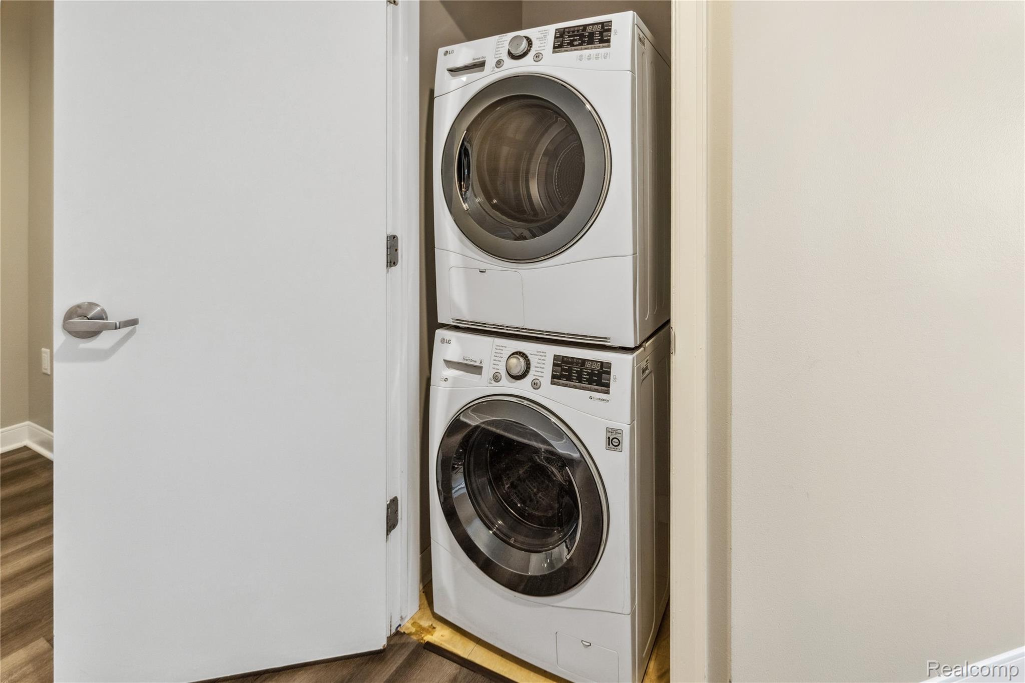 Detroit City, Michigan 48226, United States, 2 Bedrooms Bedrooms, ,2 BathroomsBathrooms,Residential,Active,148989