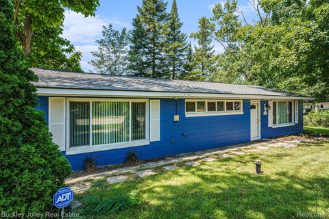 4212 Greendale Avenue West Bloomfield Charter Township MI 48323