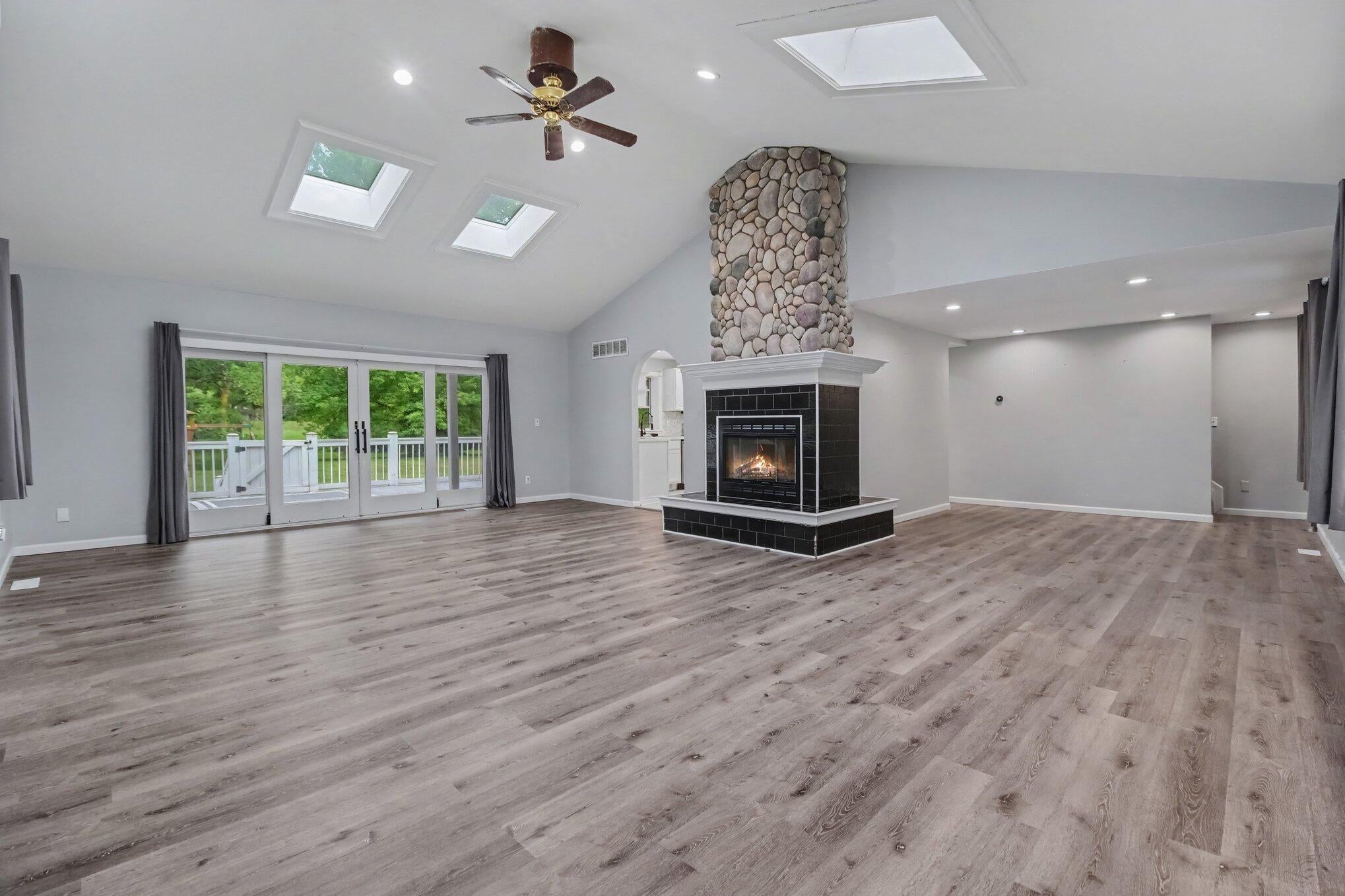 558 W Clarkston