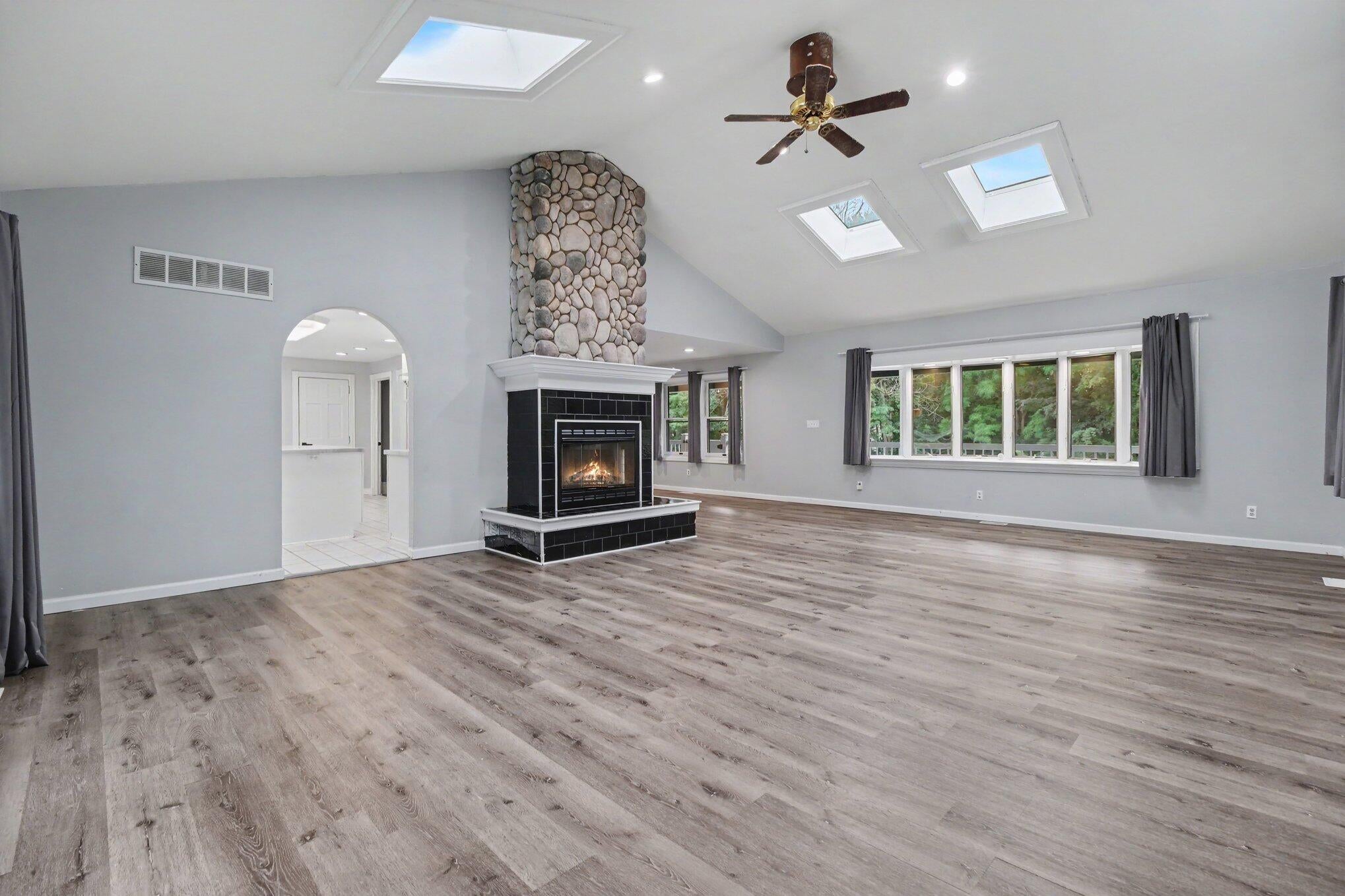 558 W Clarkston